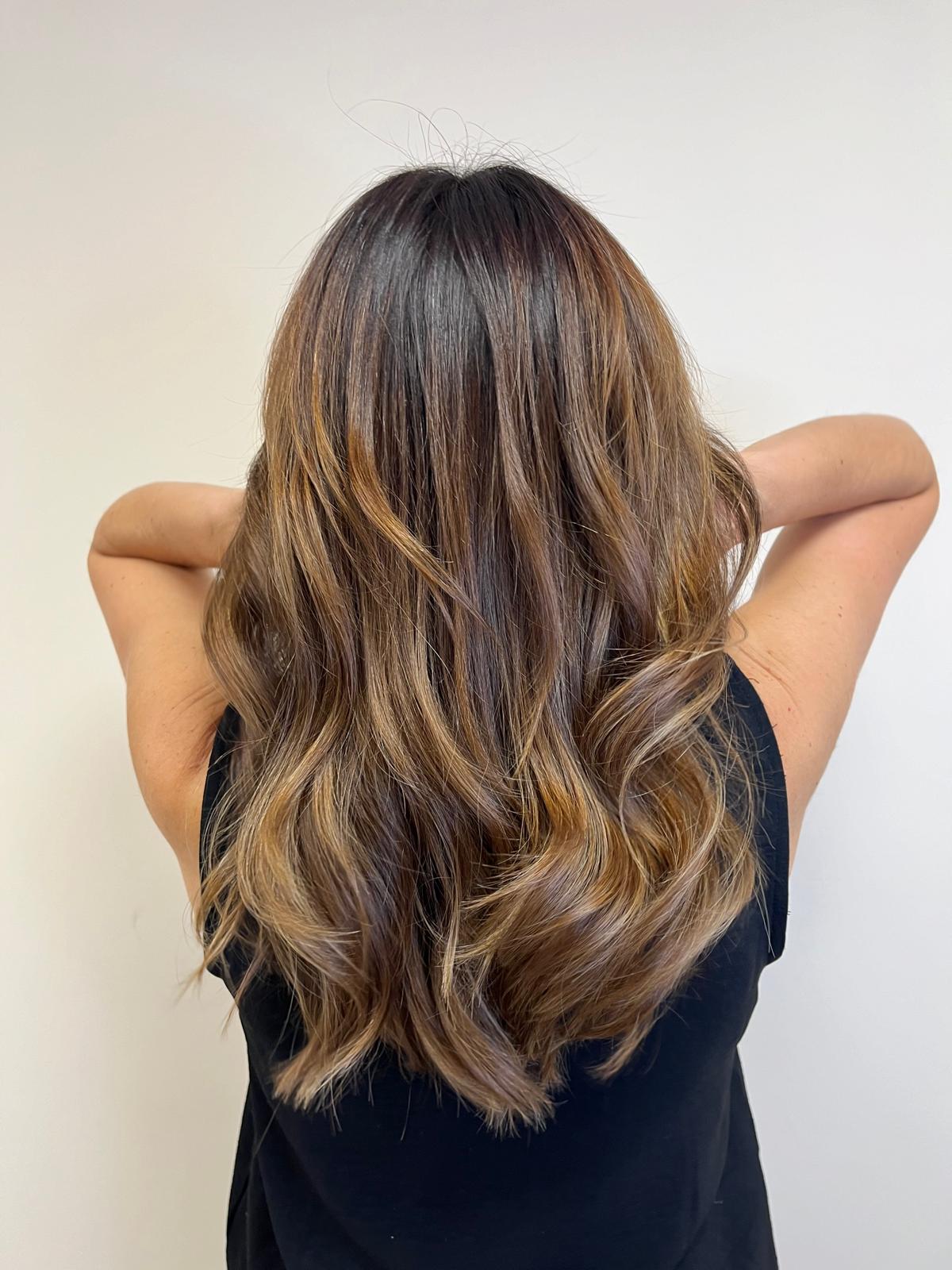 Coloración profesional y cuidado del color Aplicación de coloración capilar profesional con técnicas personalizadas en Darma