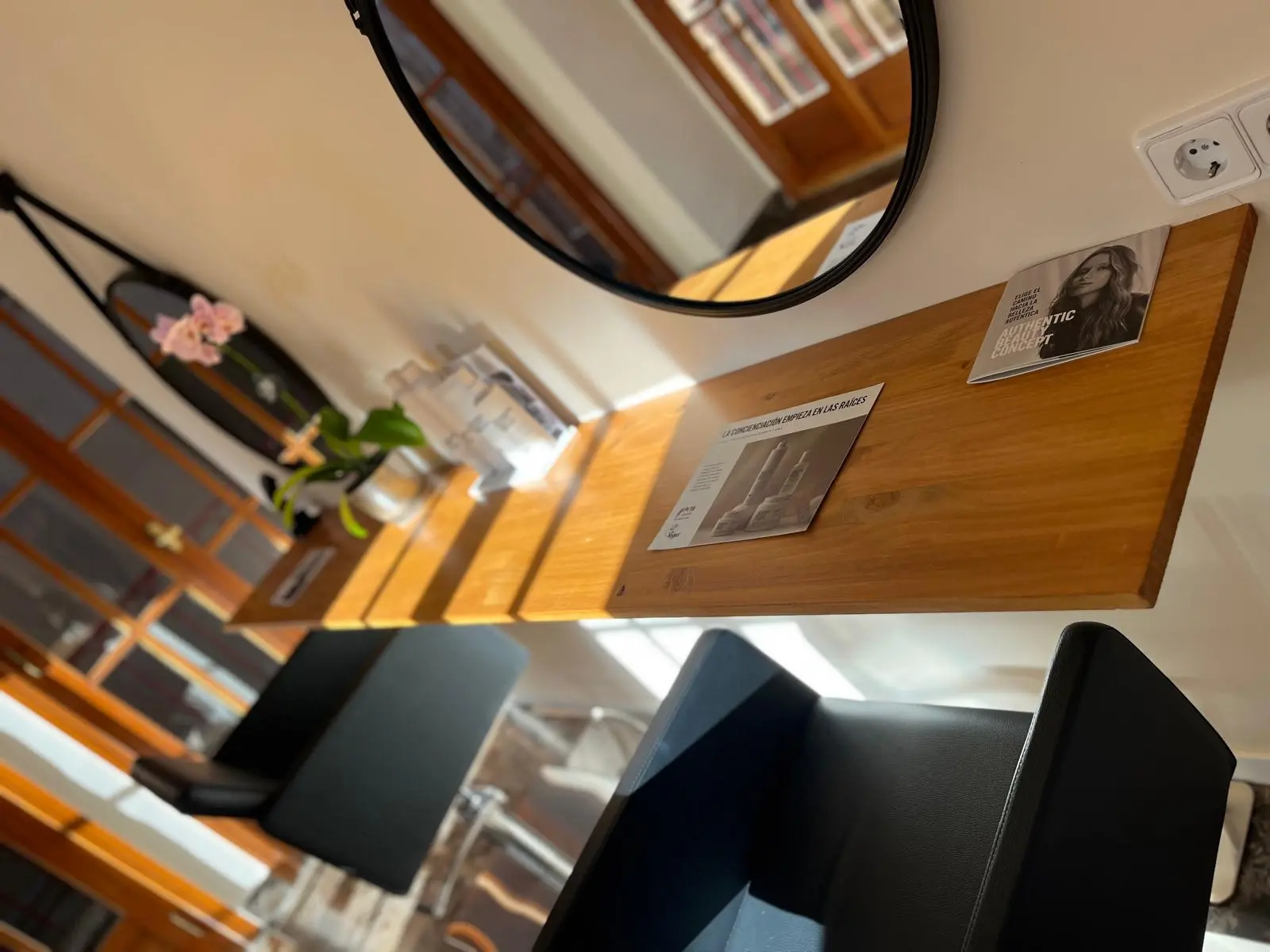 Experiencia de bienestar en Darma Zona de peluquería Darma preparada para una experiencia de cuidado y relajación