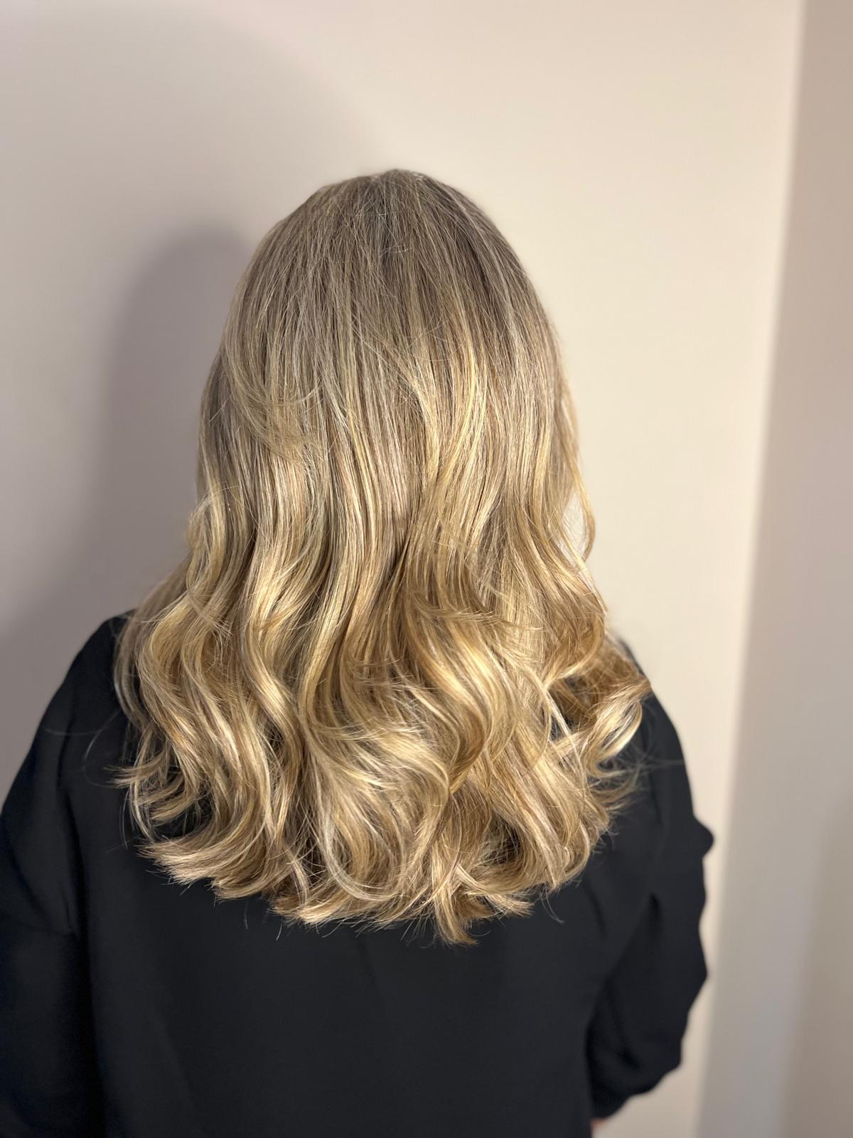 Coloración profesional y cuidado del color Aplicación de coloración capilar profesional con técnicas personalizadas en Darma