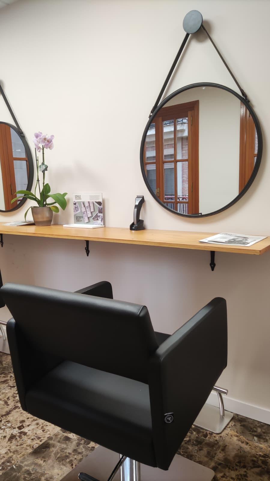 Experiencia de bienestar en Darma Zona de peluquería Darma preparada para una experiencia de cuidado y relajación